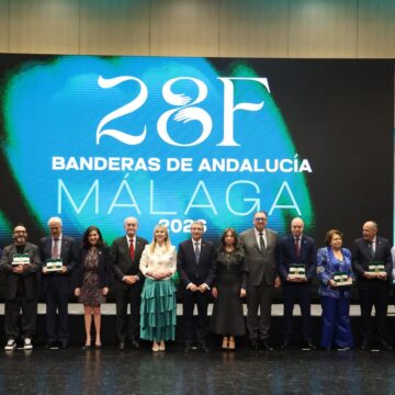 De Emilio Alba al Consorcio de Bomberos, Málaga reconoce a diez referentes de la provincia con la Bandera de Andalucía