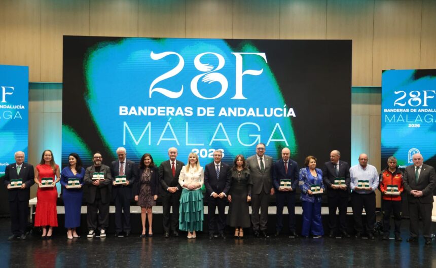 De Emilio Alba al Consorcio de Bomberos, Málaga reconoce a diez referentes de la provincia con la Bandera de Andalucía