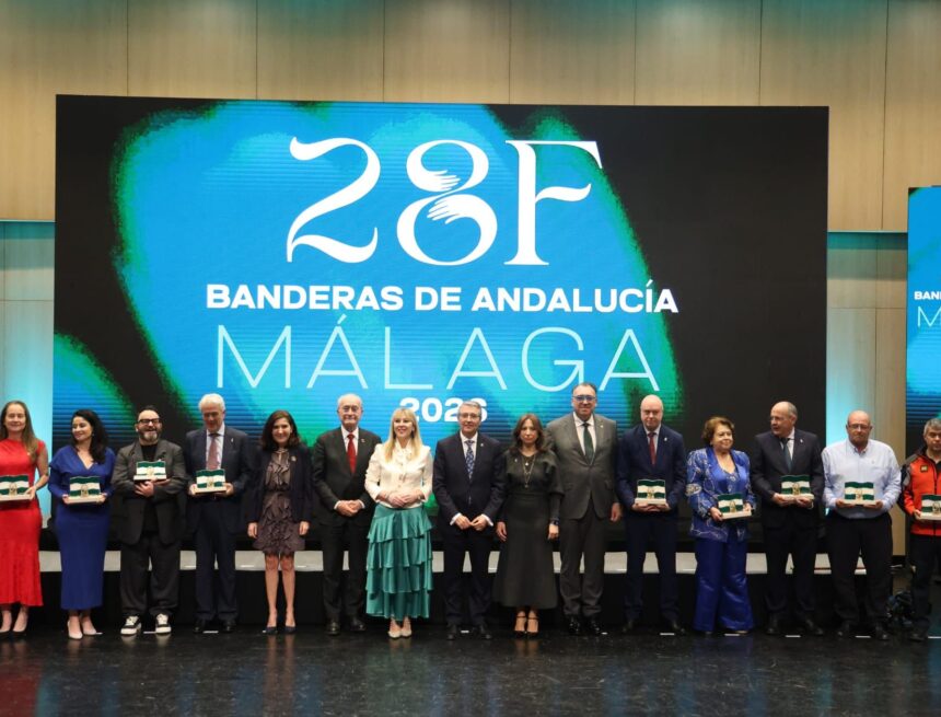 De Emilio Alba al Consorcio de Bomberos, Málaga reconoce a diez referentes de la provincia con la Bandera de Andalucía