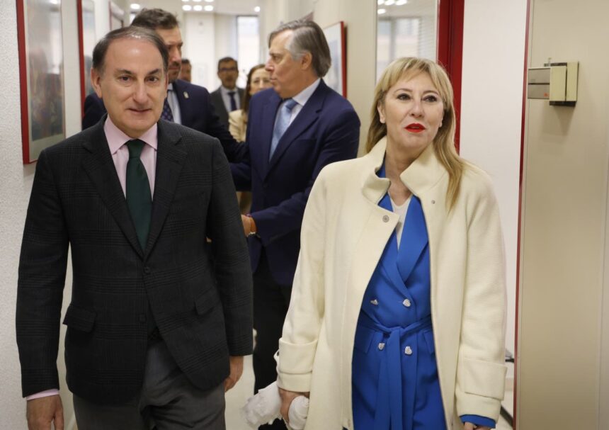 Empresarios y Junta piden al Gobierno descuentos en los vuelos a Madrid "como tienen las islas" y exigen una "fecha exacta y real" para abrir el AVE Empresarios y Junta piden al Gobierno descuentos en los vuelos a Madrid «como tienen las islas» y exigen una «fecha exacta y real» para abrir el AVE