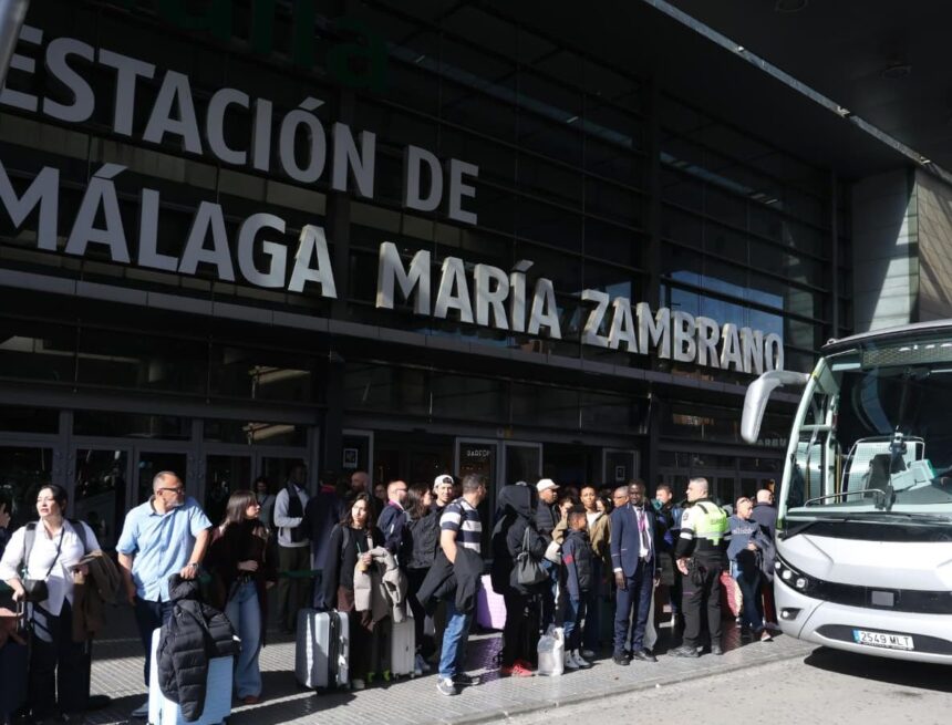 El primer tren Málaga-Madrid tras la apertura en Adamuz: retraso y cinco horas de viaje El primer tren Málaga-Madrid tras la apertura en Adamuz: retraso y cinco horas de viaje