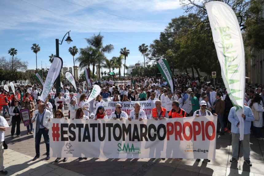 Tercer día de huelga de los médicos en Málaga: «Nos tienen explotados, machacados y despreciados»