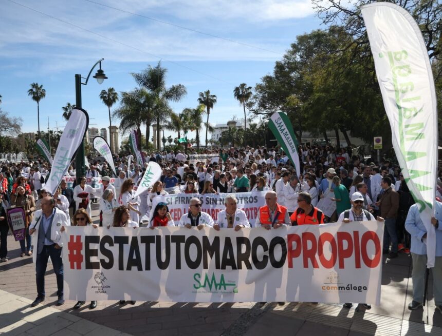 Tercer día de huelga de los médicos en Málaga: "Nos tienen explotados, machacados y despreciados" Tercer día de huelga de los médicos en Málaga: «Nos tienen explotados, machacados y despreciados»