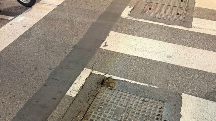 Un agujero en el que cabe un puño en una arqueta del Puente de la Misericordia en Málaga