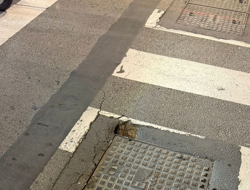 Un agujero en el que cabe un puño en una arqueta del Puente de la Misericordia en Málaga