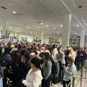 Colas en el aeropuerto de Málaga para el control de pasaportes no comunitarios