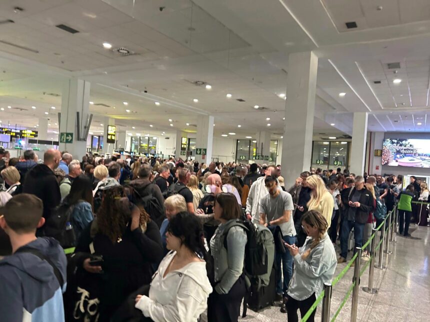 Colas en el aeropuerto de Málaga para el control de pasaportes no comunitarios