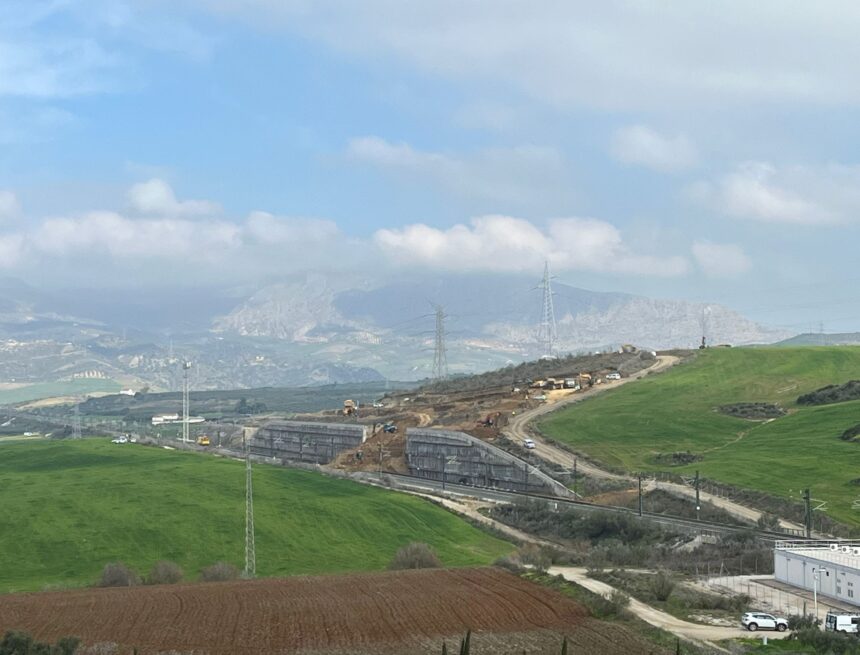 El talud aún cubre por completo las vías del AVE en Álora con la maquinaria de Adif trabajando