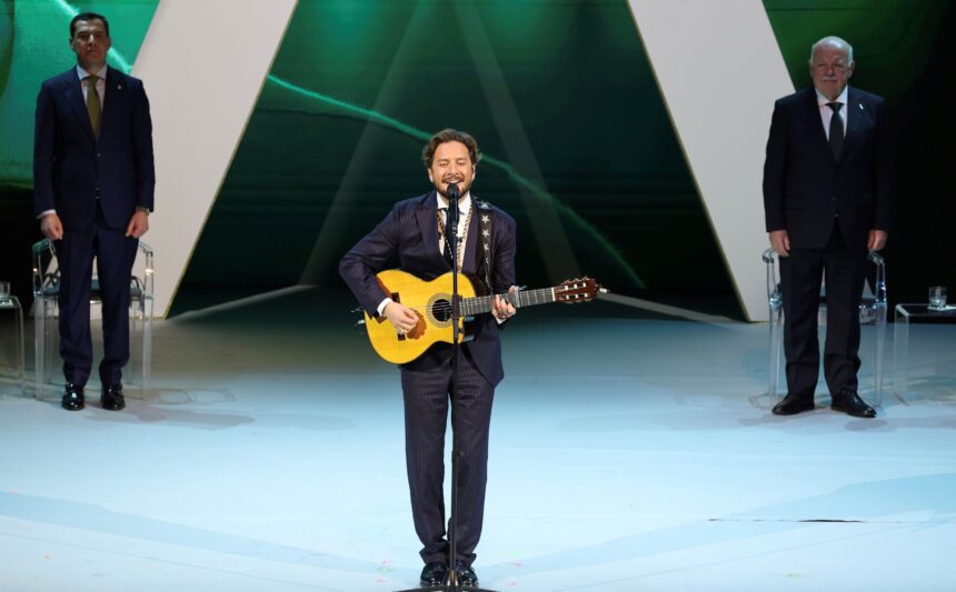 Manuel Carrasco canta el himno de Andalucía