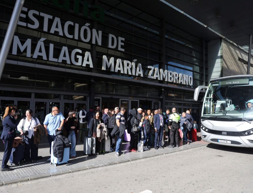 El Festival de Málaga baraja traslasar a los invitados por carretera desde Antequera al no haber AVE directo El Festival de Málaga baraja traslasar a los invitados por carretera desde Antequera al no haber AVE directo