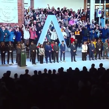 El emocionante aplauso al pueblo de Adamuz por su Medalla en el Día de Andalucía El emocionante aplauso al pueblo de Adamuz por su Medalla en el Día de Andalucía