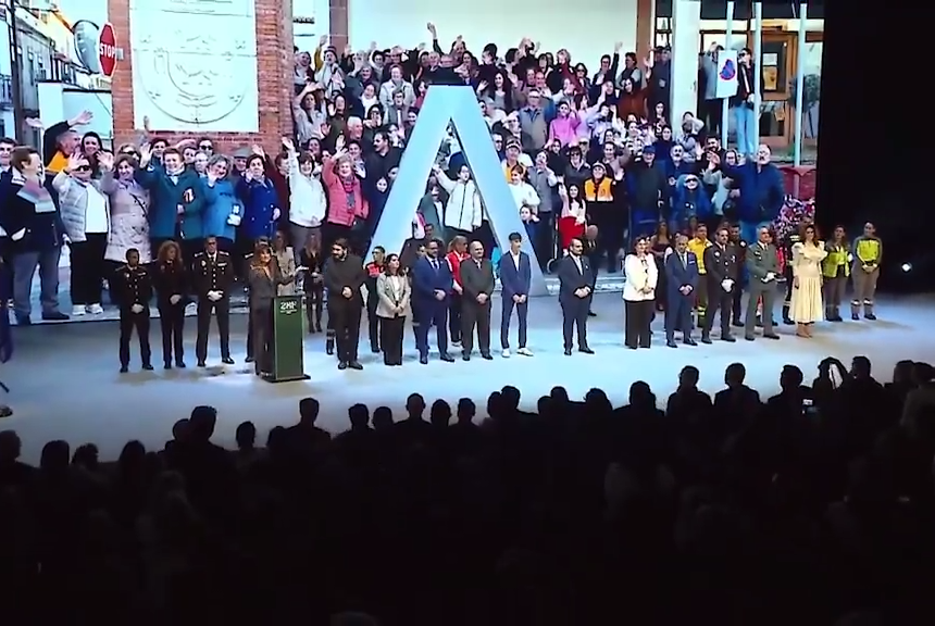 El emocionante aplauso al pueblo de Adamuz por su Medalla en el Día de Andalucía El emocionante aplauso al pueblo de Adamuz por su Medalla en el Día de Andalucía