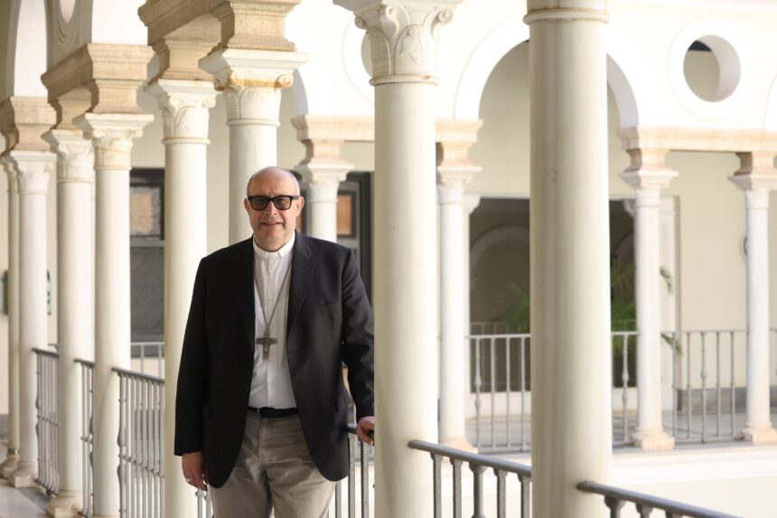 El obispo de Málaga da un toque de atención al Ayuntamiento por su rechazo a la regularización de inmigrantes El obispo de Málaga da un toque de atención al Ayuntamiento por su rechazo a la regularización de inmigrantes
