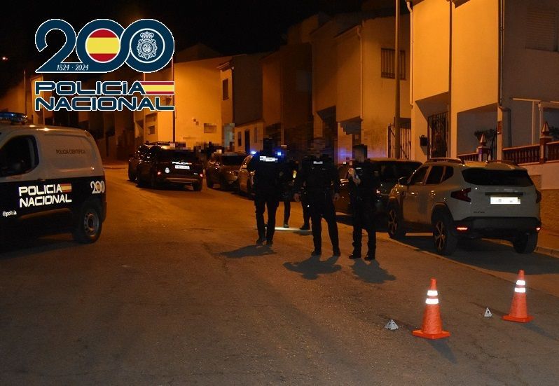 Detenido el autor de dos disparos que impactaron contra la puerta de una vivienda y un vehículo en Ronda Detenido el autor de dos disparos que impactaron contra la puerta de una vivienda y un vehículo en Ronda