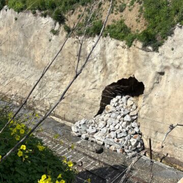 La «solución provisional» al derrumbe junto al Cercanías de Benalmádena más de un mes después: piedras de gran tamaño