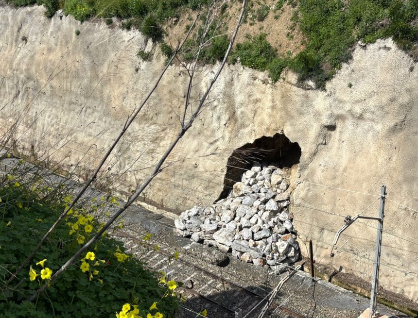La «solución provisional» al derrumbe junto al Cercanías de Benalmádena más de un mes después: piedras de gran tamaño