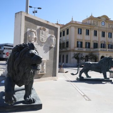 El Puerto de Málaga empieza a instalar las polémicas esculturas de Ginés Serrán: los dos leones ya custodian la entrada