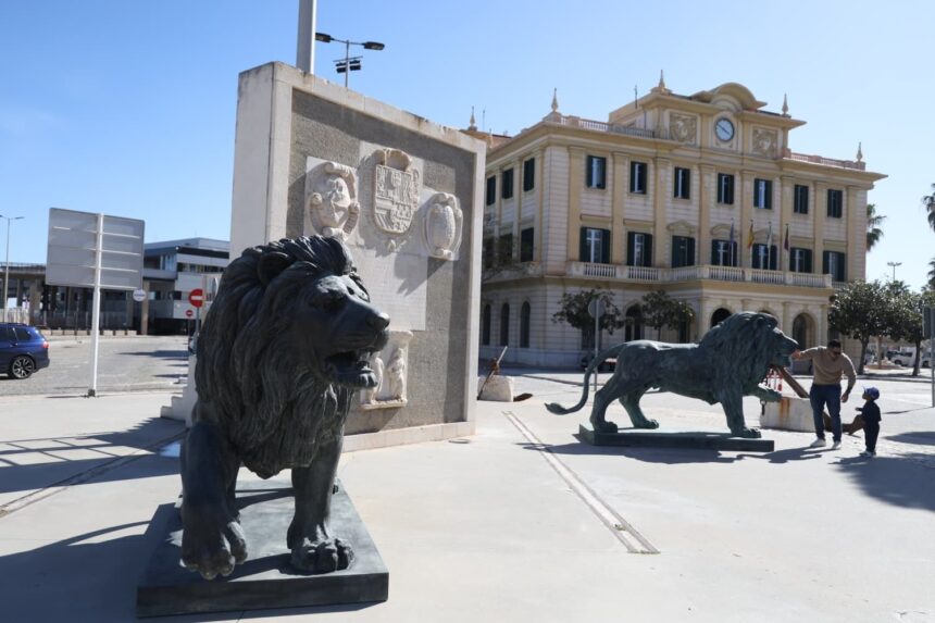 El Puerto de Málaga empieza a instalar las polémicas esculturas de Ginés Serrán: los dos leones ya custodian la entrada