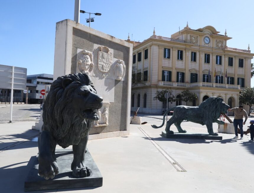 El Puerto de Málaga empieza a instalar las polémicas esculturas de Ginés Serrán: los dos leones ya custodian la entrada El Puerto de Málaga empieza a instalar las polémicas esculturas de Ginés Serrán: los dos leones ya custodian la entrada