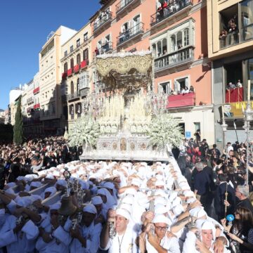 Málaga mantiene a pulso su amor por la Virgen del Rocío un Martes Santo de devoción