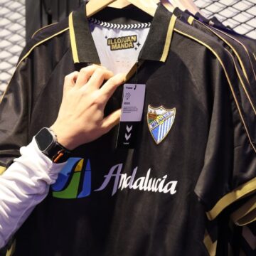 El Málaga CF vende 1.800 camisetas retro el primer día