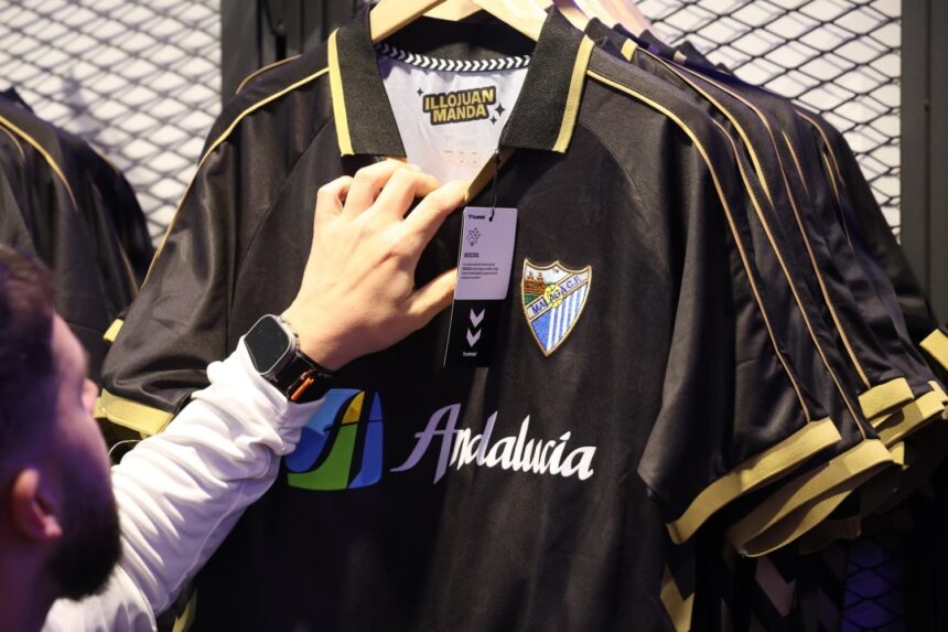 El Málaga CF vende 1.800 camisetas retro el primer día
