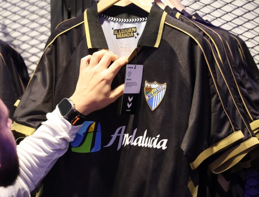 El Málaga CF vende 1.800 camisetas retro el primer día El Málaga CF vende 1.800 camisetas retro el primer día