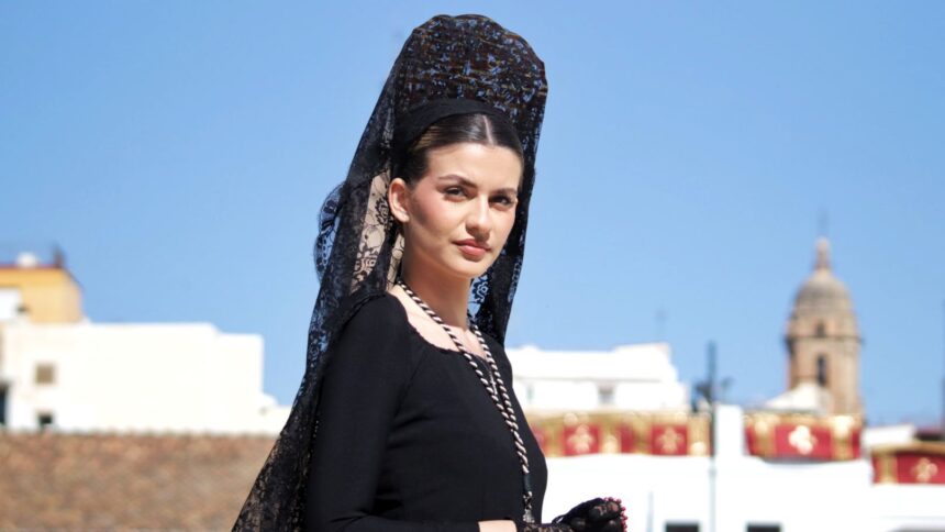 Paloma Fernández, la influencer que es una ‘estrella’ del Martes Santo de Málaga: el video con su padre se volvió viral