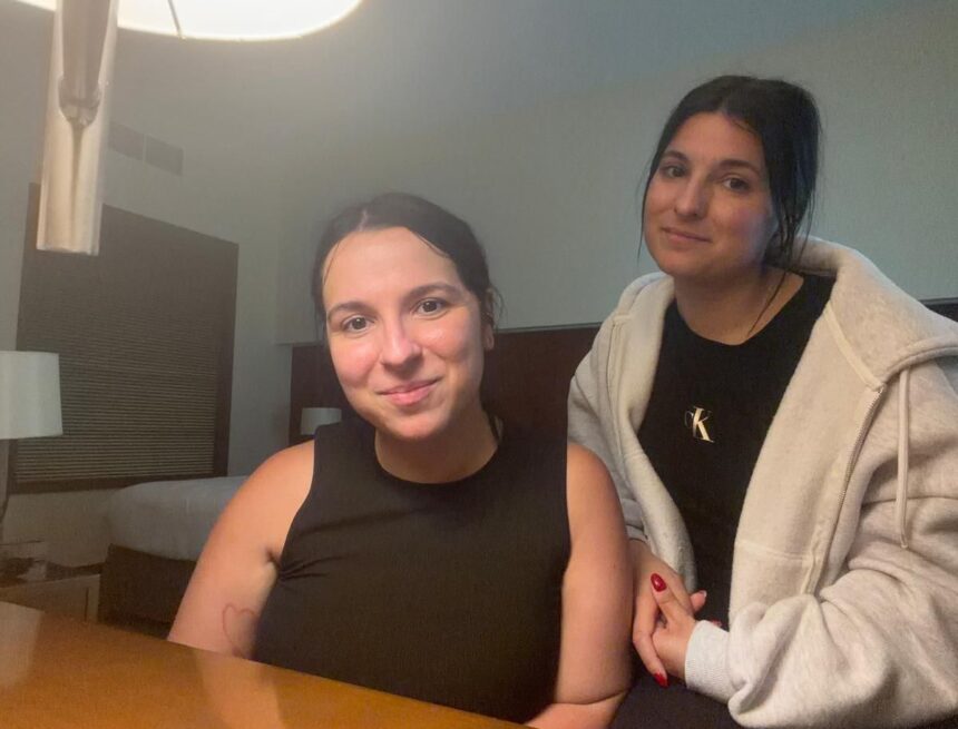 Dos hermanas de Málaga, atrapadas en Abu Dhabi: "Sonaron las alarmas y empezaron las bombas muy cerca" Dos hermanas de Málaga, atrapadas en Abu Dhabi: «Sonaron las alarmas y empezaron las bombas muy cerca»