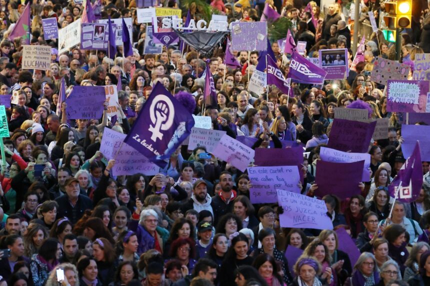 Ocho mujeres en el 8M en Málaga