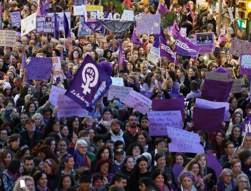Ocho mujeres en el 8M en Málaga