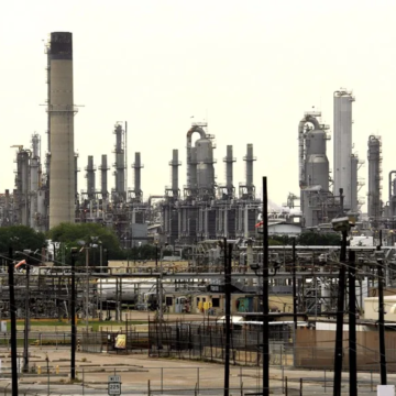 EEUU estudia intervenir el mercado de futuros del petróleo para frenar el alza de precios