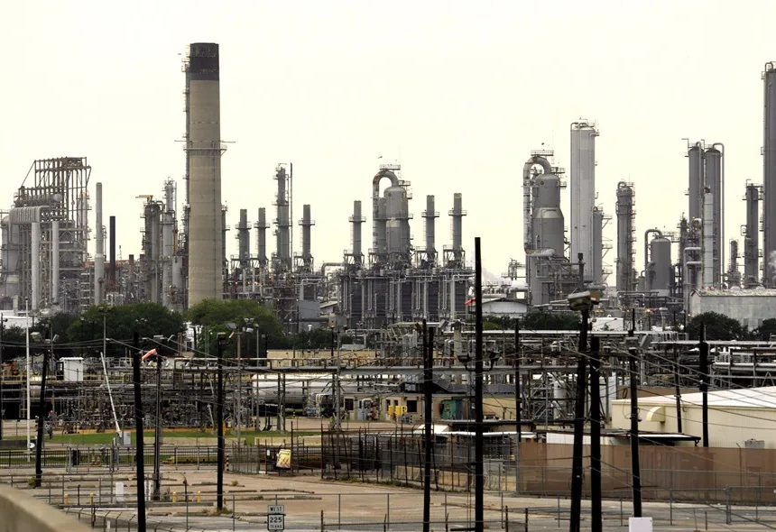 EEUU estudia intervenir el mercado de futuros del petróleo para frenar el alza de precios