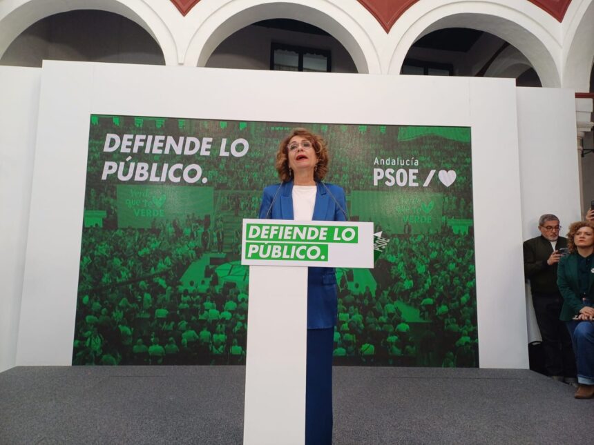 Montero inicia su campaña insistiendo en que Moreno planea el copago sanitario: «Me consta y él lo sabe»