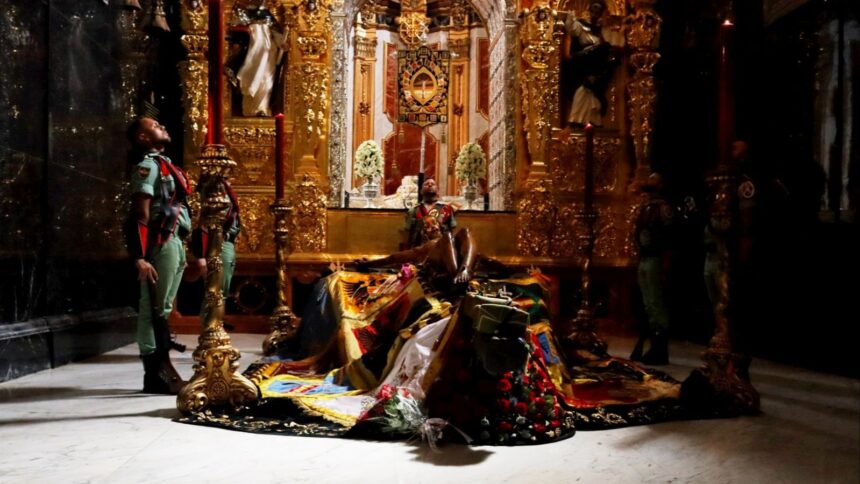 Las guardias de la Legión al Cristo de la Buena Muerte en Málaga, en fotos