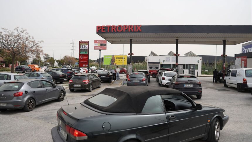 Más afluencia en las gasolineras de Málaga ante la más que segura subida del combustible