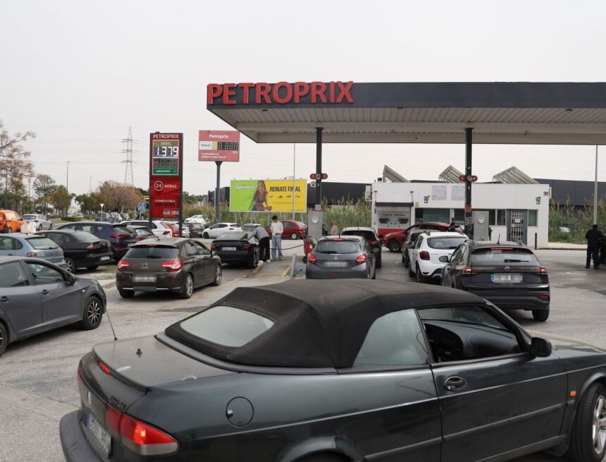 Más afluencia en las gasolineras de Málaga ante la más que segura subida del combustible