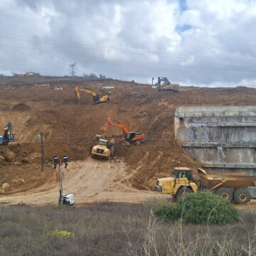 Las vías del AVE en Álora siguen cubiertas por el talud un mes después de su caída
