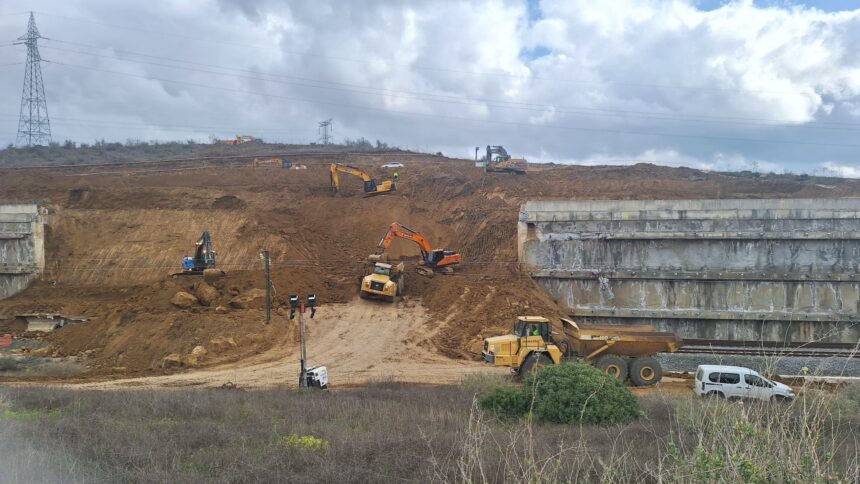 Las vías del AVE en Álora siguen cubiertas por el talud un mes después de su caída