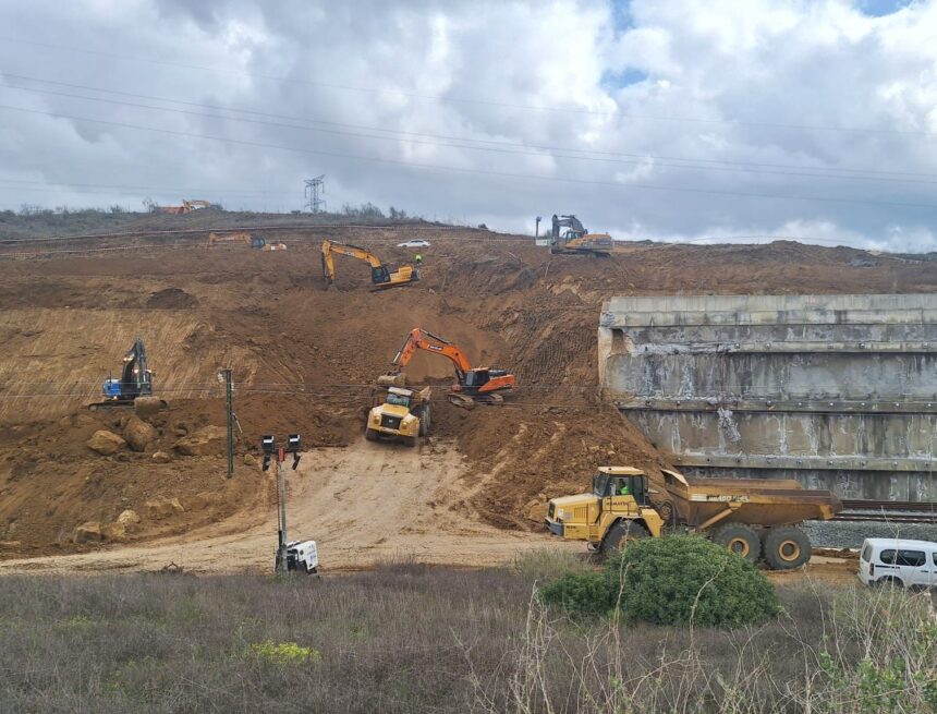Las vías del AVE en Álora siguen cubiertas por el talud un mes después de su caída