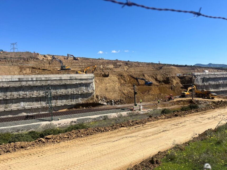 Los trabajos a marcha forzada despejan las vías del AVE en Álora diez días antes del plazo