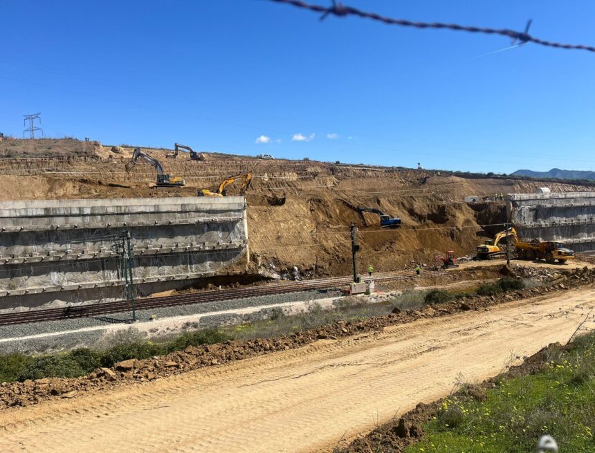 Los trabajos a marcha forzada despejan las vías del AVE en Álora diez días antes del plazo Los trabajos a marcha forzada despejan las vías del AVE en Álora diez días antes del plazo