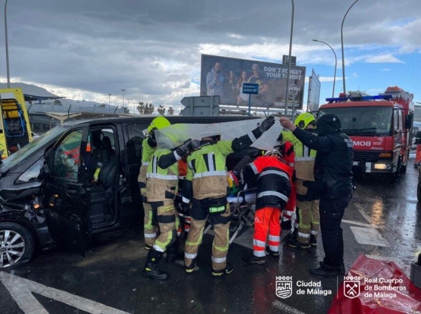 Tres accidentes de tráfico dejan varios heridos en Málaga, uno de ellos evacuado en helicóptero en El Burgo