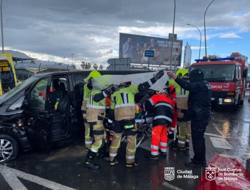 Tres accidentes de tráfico dejan varios heridos en Málaga, uno de ellos evacuado en helicóptero en El Burgo