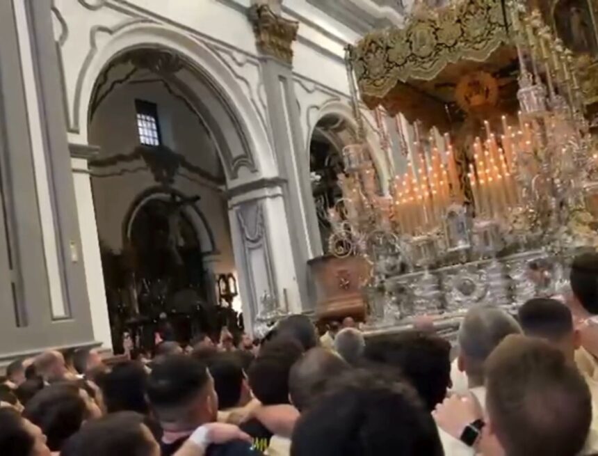 El himno de Lágrimas y Favores cantado por los hombres de trono en San Juan