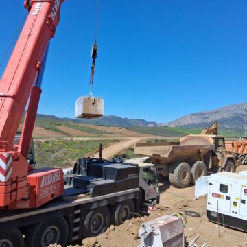 Adif comienza a desmontar el muro dañado junto a las vías del AVE en Álora