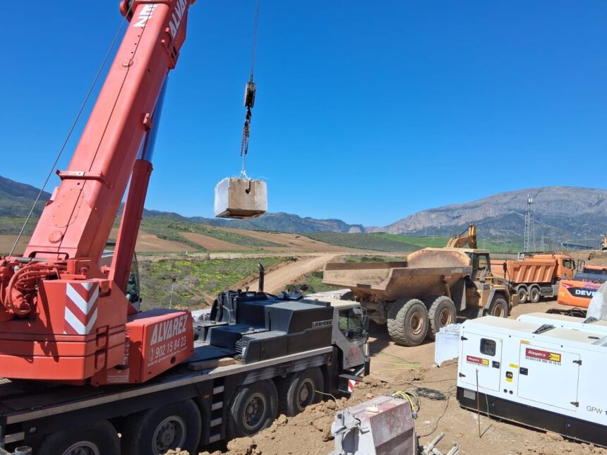 Adif comienza a desmontar el muro dañado junto a las vías del AVE en Álora