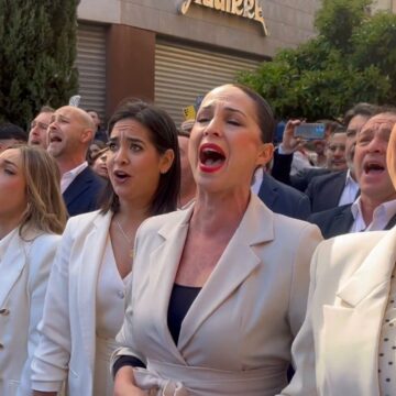 La comparsa de Alhaurín el Grande vuelve a cantar en la procesión de la Pollinica de Málaga La comparsa de Alhaurín el Grande vuelve a cantar en la procesión de la Pollinica de Málaga