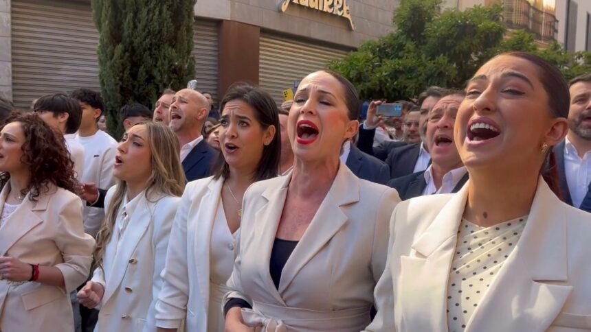 La comparsa de Alhaurín el Grande vuelve a cantar en la procesión de la Pollinica de Málaga