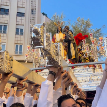 Pulso de los hombres de trono a Prendimiento en la Tribuna de los Pobres de Málaga Pulso de los hombres de trono a Prendimiento en la Tribuna de los Pobres de Málaga
